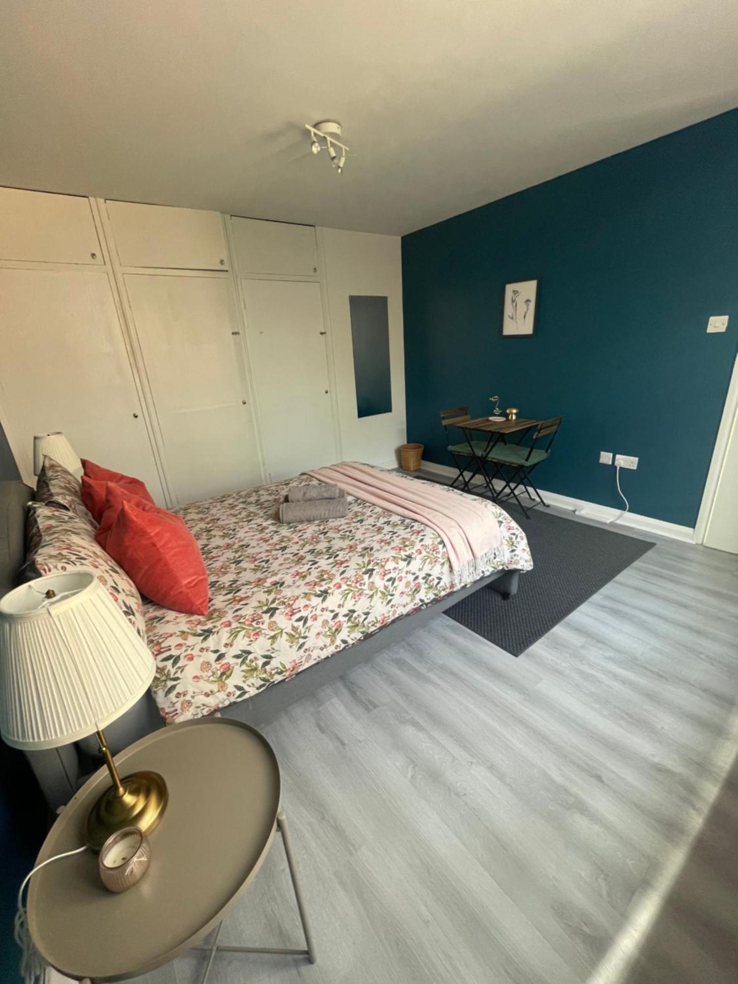 Willesden Green Rooms London Exterior photo